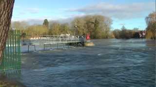 preview picture of video 'River Thames Floods - Pangbourne December 2012'