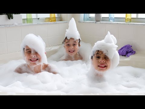 HORA DO BANHO COM MARCOS E OS PRIMOS NA BANHEIRA -  Familia Brancoala em Orlando