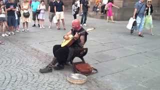 Красивая и сложная песня в исполнении уличного певца - Видео онлайн
