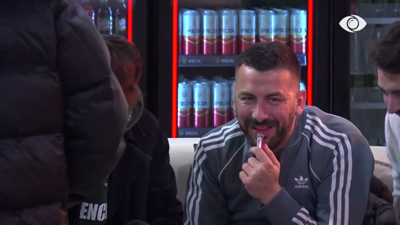 Ndizet atmosfera në shtëpi/ Laerti dhe Tiri këndojnë ‘Bella Ciao’, banorët kërcejnë