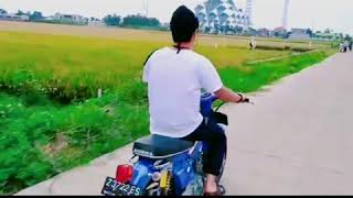 Download lagu Jalan jalan pake motor c70 mp3