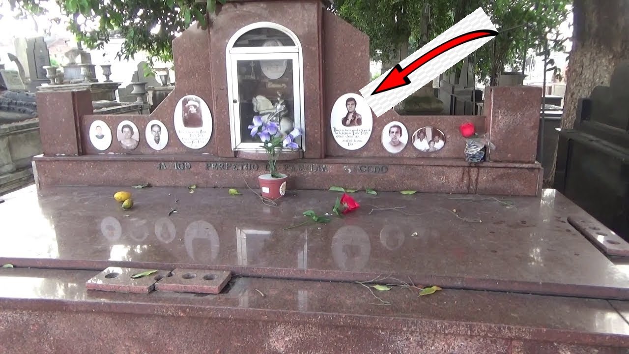 Visita emocionante ao túmulo do cantor Paulo Sergio no cemitério do caju Rio de Janeiro .