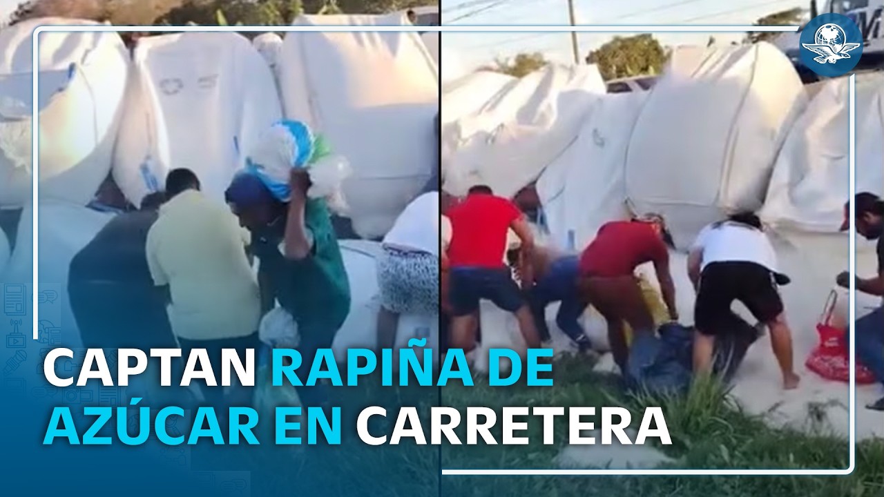 Tráiler volcado en Tabasco desata rapiña masiva en carretera federal