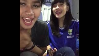 Download lagu VIDEO - Goyangan dan Nyanyian Duo Bobotoh Cantik Ini Sindir Persib Bandung mp3