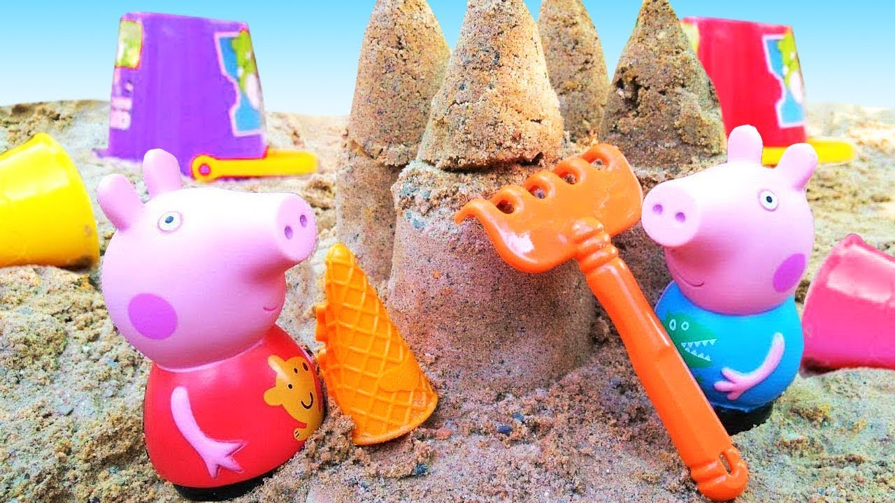 Peppa Pig toys: Peppa and George build a sand castle.