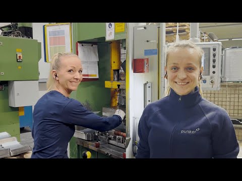 Mitarbeiter:innen in der Teilefertigung | punker GmbH