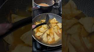 Colombiana prepara chilaquiles por primera vez