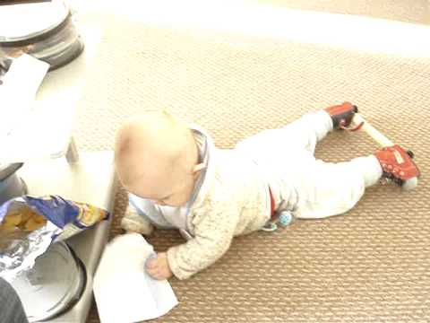 Mój 6 miesięczny wtedy synek raczkujący z szyną:)