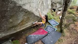 Video thumbnail of Contraction (assis) / Misère Noire, 7b+. Fontainebleau