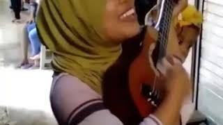 Download lagu Merdunya suara ibu pengamen ini nyanyikan lagu secawan madu mp3 Download lagu Merdunya suara ibu pengamen ini nyanyikan lagu secawan madu mp3
