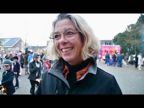 Een stoet van lichtjes tijdens de Lampegietersavond Renswoude