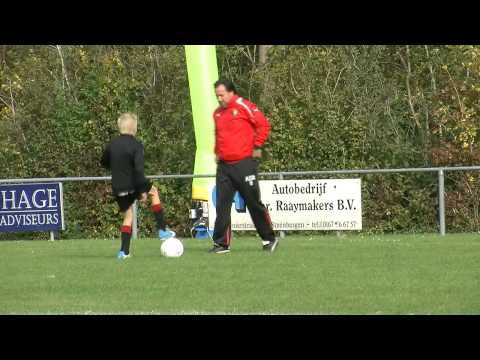 Feyenoord-trainer  Van Gastel bij voetbalschool NOAD'67