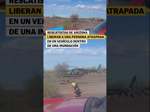Rescatistas de ARIZONA liberan a una persona atrapada en un vehículo dentro de una INUNDACIÓN