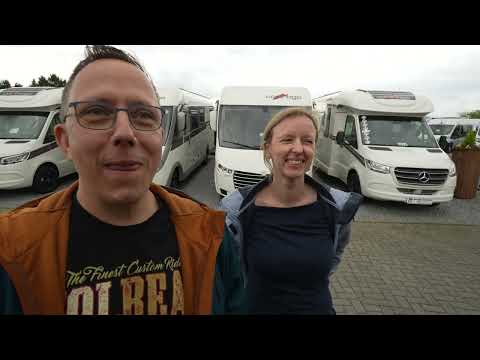 Wohnmobil Campervan Übergabe: Rene und Steffi und 3 Dackel bekommen den nagelneuen Malibu 640.