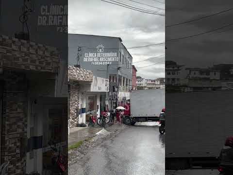 Caminhão baú trava trânsito no centro de Jaguaquara ao tentar conversão para acessar a BA-545