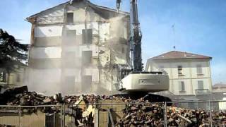 preview picture of video 'Demolizione ex Scuola Statale A. Vallisneri - Scandiano (2)'