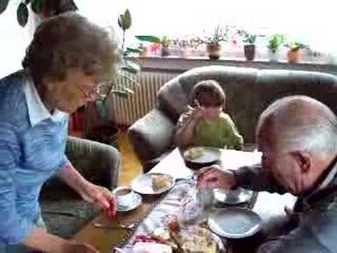 Nils auf Kaba und Kuchen..bei Oma&Opa