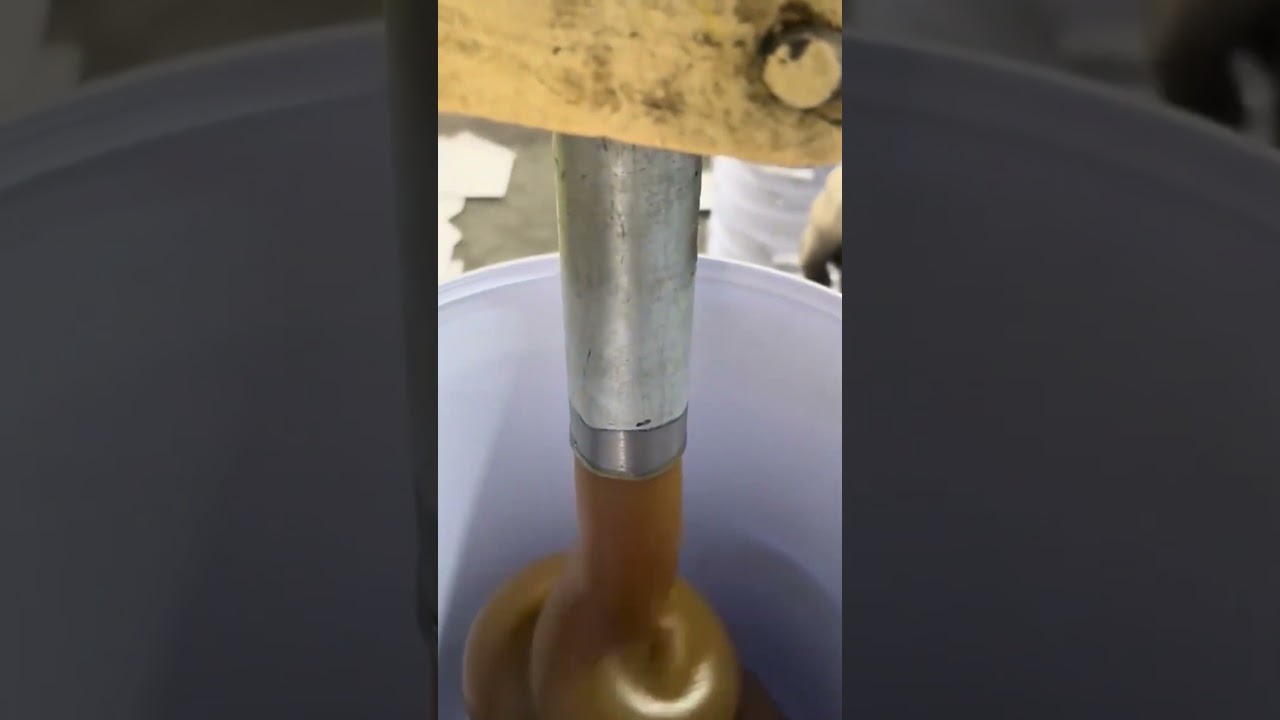 Production and barrel packaging of lubricating oil for construction machinery