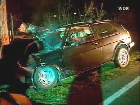 Alte Golf ll met 100 sachen gegen Baum - VW Golf tree crash test