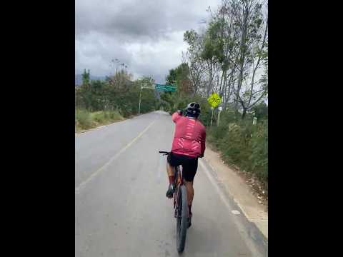 Mi rueda de hoy bajando de Santa Sofía hacia Villa de Leyva… 👍🏽💪🏽 (Don Albecio) #mtb #descenso