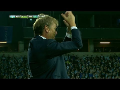 Hareide gratuleras med födelsedagssång av MFF-fansen - TV4 Sport