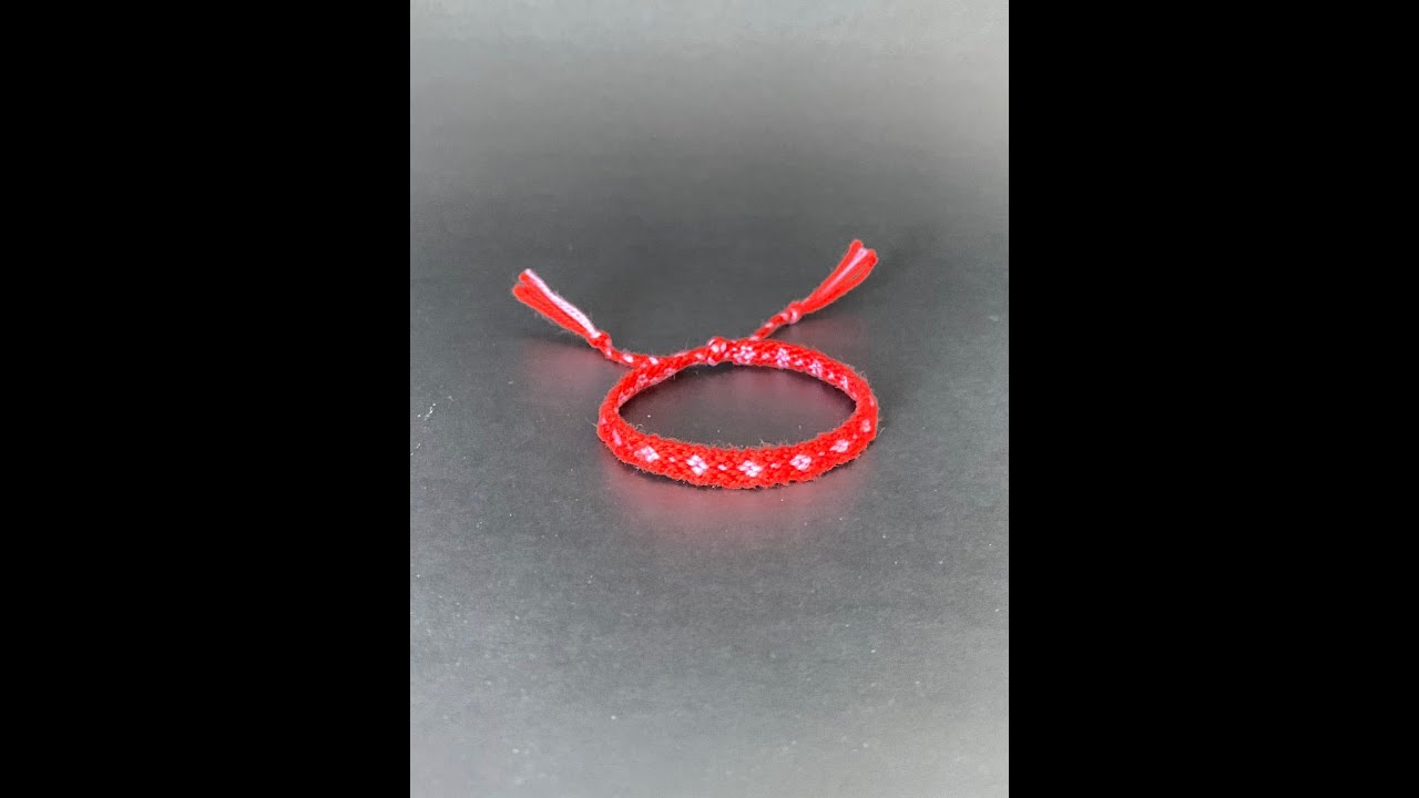 Macrame Bracelet Tutorial - Four Petal Flower Pattern - First Row