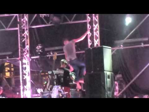Kaiser Chiefs - I Predict A Riot (Ricky climbing) @ Woodstock Festival, Poland 03/08/13