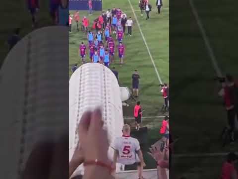 "La hinchada de Huracán carga a los jugadores de San Lorenzo tras la victoria en el clásico" Barra: La Banda de la Quema &bull; Club: Huracán