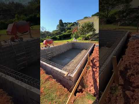 Piscina de concreto armado com revestimento cerâmico construída por Sólazer Piscinas em Vinhedo - SP