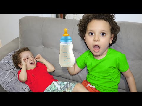 CAIO E CADU FINGEM BRINCAR DE BABÁ  Taking Care of Baby