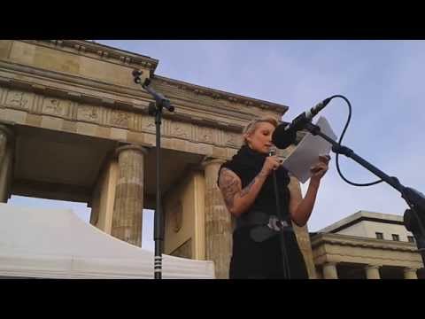 Lea Frings auf der Mahnwache am Brandenburger Tor in Berlin am 02.06.14