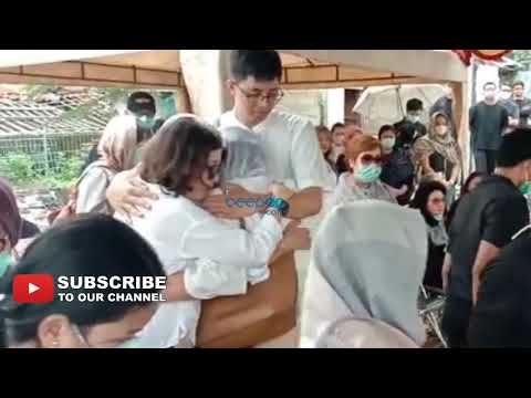 Peluk Kehilangan Saat Ayahanda Ify Alyssa eks Girlband Blink Dikebumikan