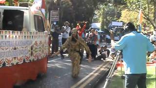 preview picture of video 'Pawai Karnaval Kota Palangka Raya Tampil di Negara Kepulauan Seychelles 2011. part 8.MPG'