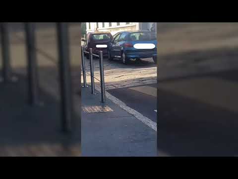 Spintoni e fuga dalla polizia: il video della lite a Legnano ripreso da un passante