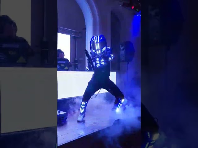 Vídeo relacionado con Earthradius Traje de robot LED de píxeles inteligentes a todo color para festivales, luces LED, chaqueta luminosa, actuación de baile de escenario (L)