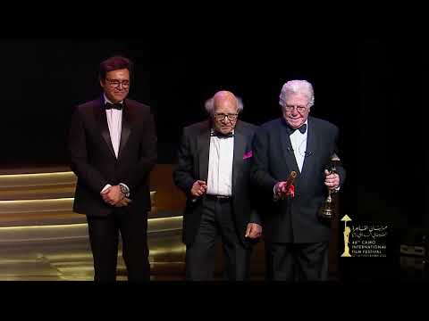 محمود عبدالسميع يحصل على جائزة الهرم الذهبي لإنجاز العمر | مهرجان القاهرة السينمائي 46 🎬🏆