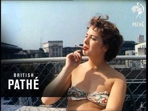 Showbiz Performers From Windmill Theatre Relaxing Aka Dart Blower - Cp 037 (1955)