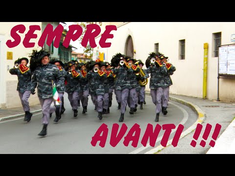 DIE BERSAGLIERI FANFARA SPIELT LAUFEN AUF DER PIAZZA A BEDIZZOLE