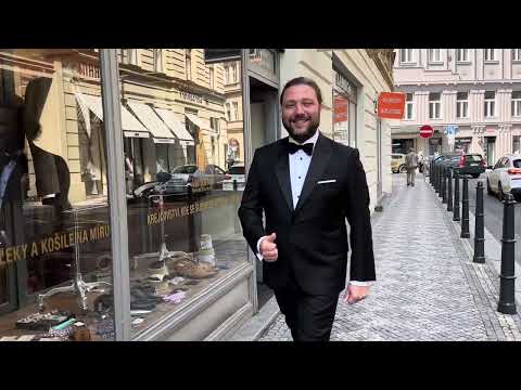 Felix Slováček mladší je český dirigent, klarinetista, saxofonista, zpěvák a herec. Pochází z umělec