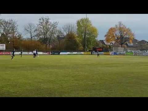 Snelle aanval MSV, Robin ver voor zijn doel, de bal gaat naast....