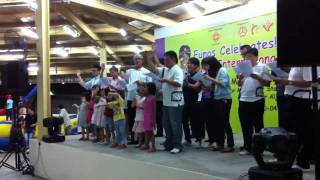 Zainul Abidin Rasheed and Eunos residents sing "We Are the World"