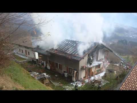 Incendio a Telve, tetto distrutto  e abitazione inagibile