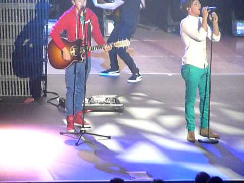 One Direction Tour - Use Somebody Cover