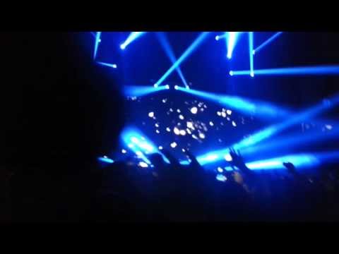Avicii @ Paris Bercy - Superlove vs Sweet Nothing (Calvin Harris) - HQ