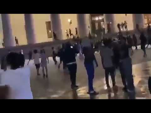 اقتحام بيت العنصرية الابيض من طرف محتجين غاضبين