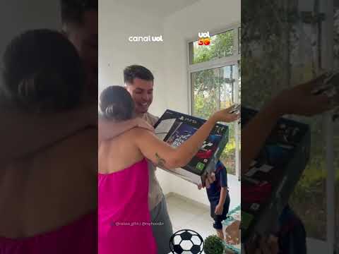 Mulher esconde presente dentro de bolo e reação do marido viraliza