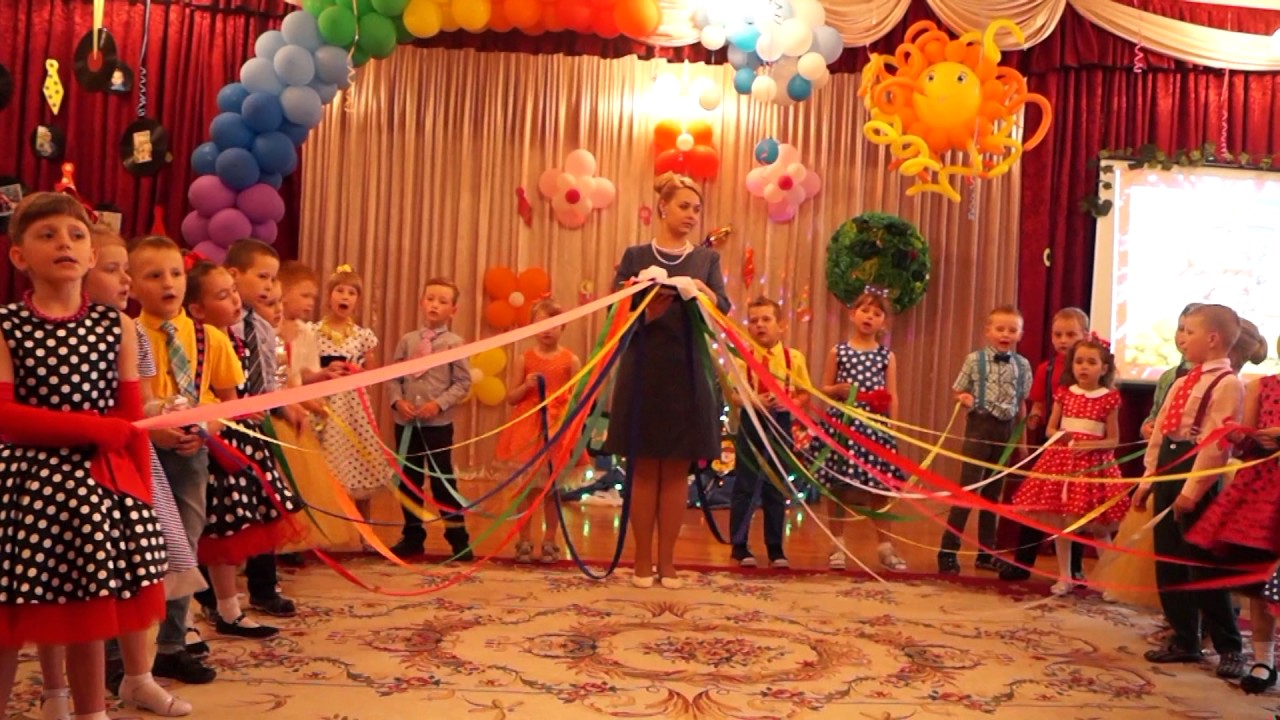 Танцы с лентами на праздники. Ленточки для танцев в детском саду. Дети танцуют с лентами. Танец ленты в саду. Дети танцуют с лентами.