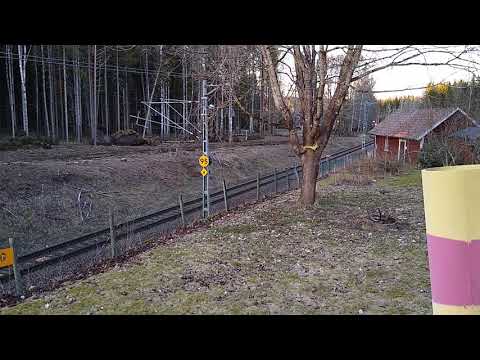 Infranord tåg 73705, med DLL 3104, passerar Björnsäters banvaktstuga 22/4-2021.