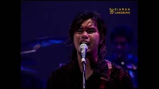 Download lagu D E W A intronya....iih serem (malem jum'at), habis makan prasmanan langsung konser diatas meja. mp3