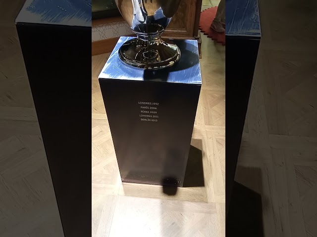 Vídeo relacionado con RFEF Réplica del Trofeo La Liga Campeones 45 mm sobre Base de Madera, Mini Trofeo Versión Ganador del Campeonato Español, Objeto de Colección para Aficionados al Fútbol, Regalo para Hombres